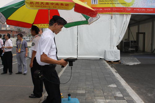 北京奥运会主新闻中心外工作人员的安检设备_2328