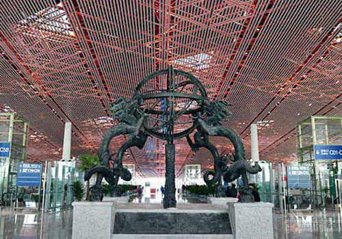航站楼内充满中国元素的雕塑