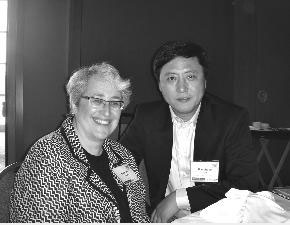 图为燕妮女士与北京医药集团董事长卫华诚在BIO2008会面。