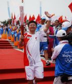组图：联想火炬手朱光在赤峰传递北京奥运圣火