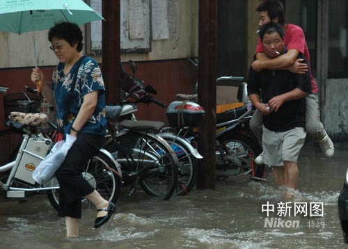 河北沧州突降大雨 市区道路积水给市民带来不便