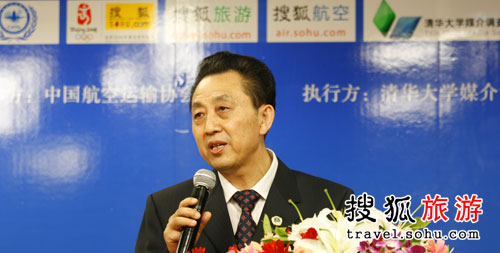 中国航空运输协会秘书长魏振中在发布会上致辞