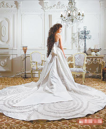 C．H Wedding本季推出的顶级订制白纱 