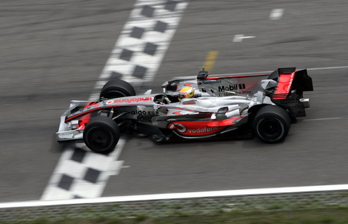 图文：F1霍根海姆试车第三日 汉密尔顿在比赛中