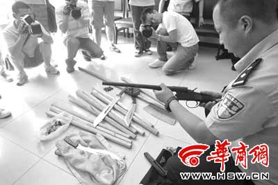 控制了15名犯罪嫌疑人并查获木棍,砍刀和一把制式猎枪 本报记者 赵彬