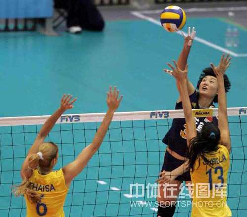 图文:中国女排1-3巴西3连败 巴西强大双塔