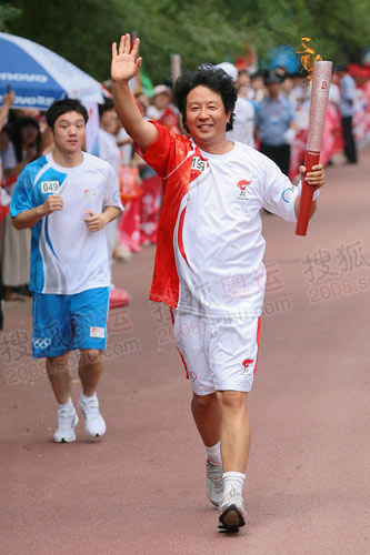 中国青年报摄影记者刘占坤在哈尔滨传递北京奥运火炬
