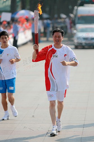 国家体操队总教练黄玉斌在哈尔滨传圣火