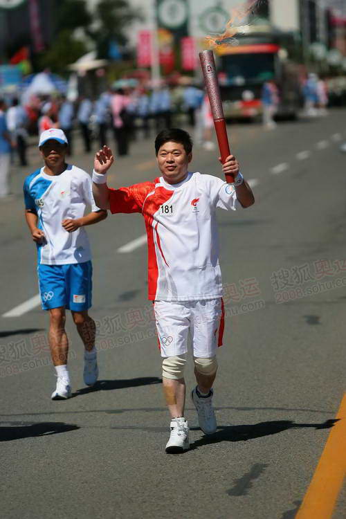 组图:齐齐哈尔站181号火炬手司景国传递火炬