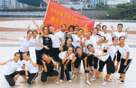 30位重庆女孩出发前合影 记者 李化 摄