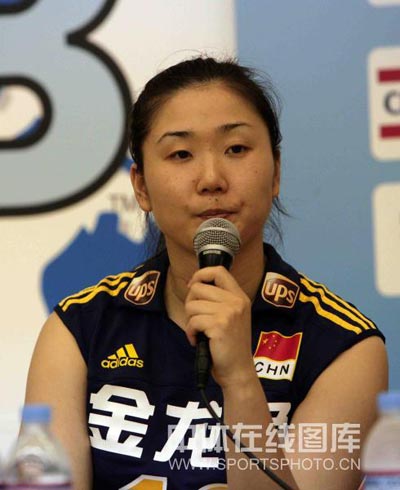 图文：中国女排2-3不敌美国 张娜总结比赛