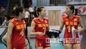 图文：中国女排2-3不敌美国 队员讨论比赛