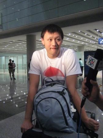 图文：张琳结束澳洲集训回国 接受媒体采访