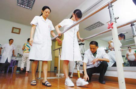 昨日，西南医院，医护人员指导安装了假肢的伤员进行康复训练。 本报记者 罗伟 实习生 刘润 摄