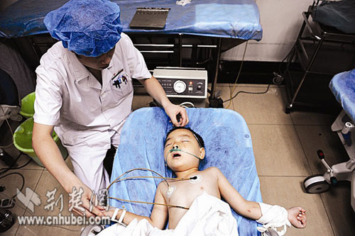 许,记者在武汉市普爱医院急诊科看到,多名医护人员仍在对男童实施急救