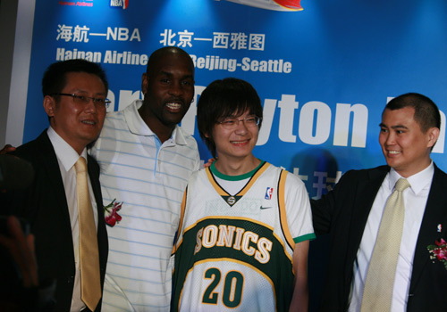 NBA图：佩顿携娇妻现身北京 佩顿和球衣合影