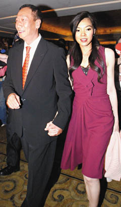 郭台铭（左）与曾馨莹世纪婚礼神秘而低调，至今地点还未能确定	