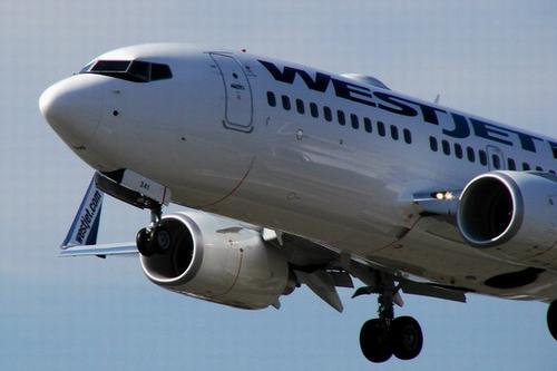 加拿大西捷航空公司c-ftwj号波音737-7ct型客机即将降落