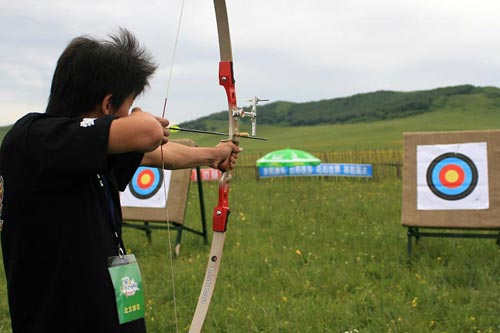 图文运动员在射箭比赛中