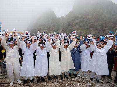  7月14日，韩国庆尚北道省官员们在独岛（日本称“竹岛”）挥舞国旗抗议日本政府将在教科书中明确阐明独岛主权属于日本的决定。新华/路透