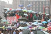 组图：圣火在延吉传递 市民雨中观祥云热情不减