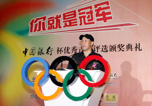 中国羽毛球队总教练李永波在颁奖典礼上致辞