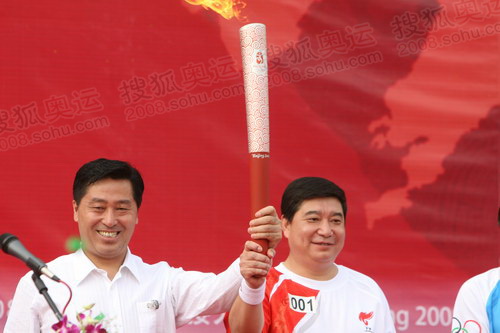 王义夫展示奥运火炬