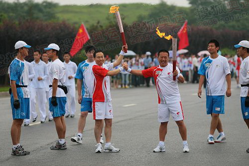 组图火炬传递大连站海尔火炬手王友宁在传递