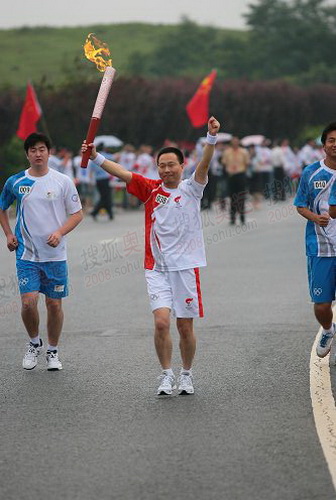 组图火炬传递大连站海尔火炬手王友宁在传递