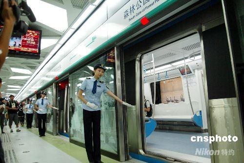 7月19日，北京地铁10号线（一期）、奥运支线、机场线开通试运营仪式在地铁10号线与奥运支线交汇的北土城站举行。 中新社发 富田 摄