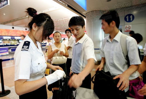 组图:首都机场安检升级 警犬出动送机也需安检