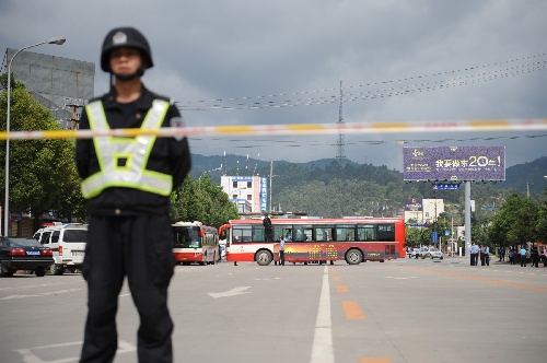 图文:警察在爆炸现场警戒