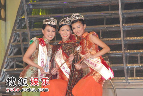 3位刚上任的香港小姐，左起：亚军兼国际亲善大使陈倩扬、冠军张舒雅、季军兼最上镜小姐马赛