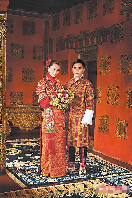 刘嘉玲（左）和梁朝伟穿上不丹王室的传统国服，在皇宫内拍婚纱照