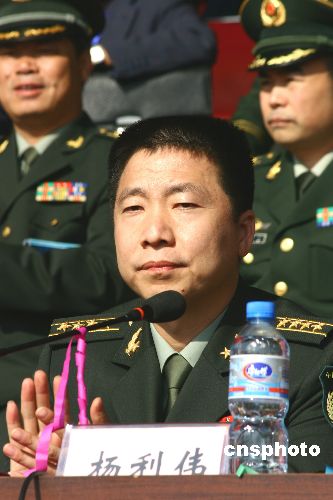 中国飞天第一人杨利伟被授予少将军衔(图)