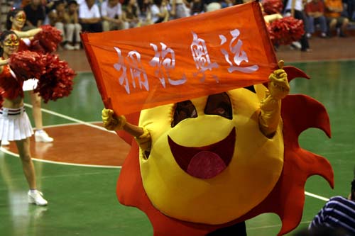 图文：CBA夏季联赛激战中 吉祥物祝福奥运