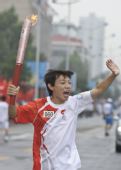 图文：奥运圣火在济南传递 火炬手王波涛