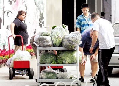 美国奥委会的官员一袋一袋仔细翻看大兴的蔬菜供货商送来的菜