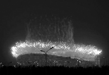 北京奥运会开幕式彩排首次燃礼花，“鸟巢”上空绚烂多彩