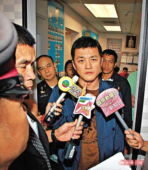 李亚鹏与《忽周》记者和解后，于曼谷机场接受访问时坚称会继续保护女儿