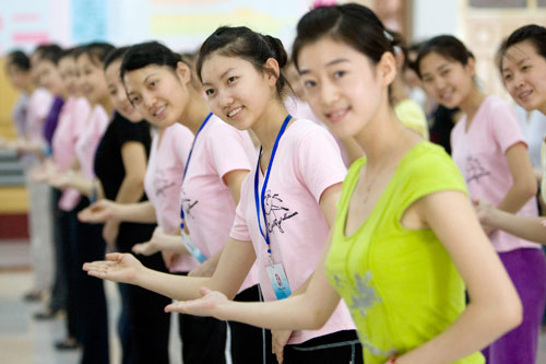 奥运礼仪小姐培训进入最后冲刺阶段(组图)