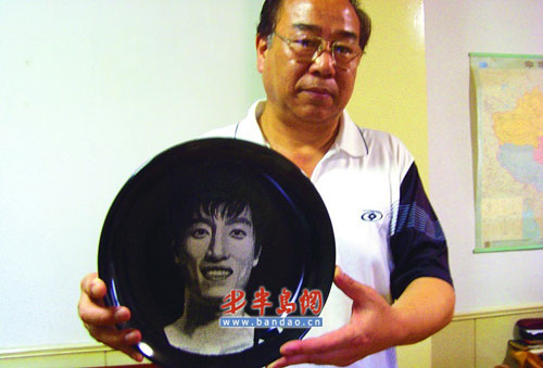 宋先生为刘翔刻的瓷盘