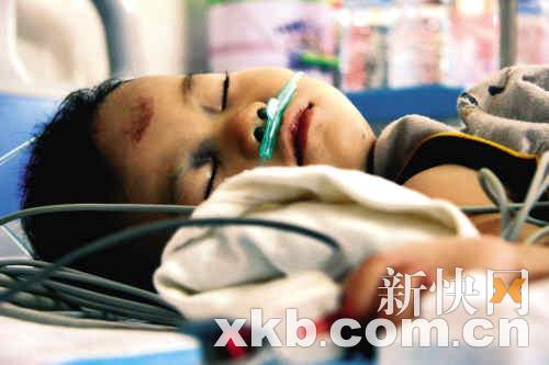 前晚9时25分许,在白云区谢家庄附近发生两起车祸,造成父子三人受伤.图片