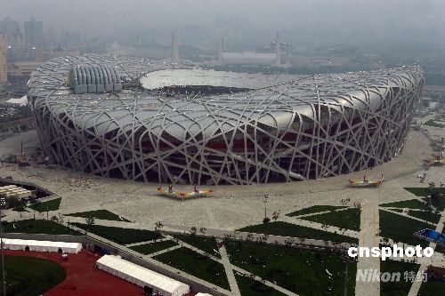 7月10日，北京奥运会比赛场馆——国家体育场“鸟巢”。随着北京奥运会的临近，本届奥运会各比赛场馆已竣工，目前正在进行相关配套设施的收尾工作。 中新社发 刘新 摄