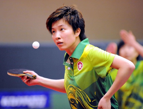 图文:中国香港乒乓球队选手林菱在训练中发球
