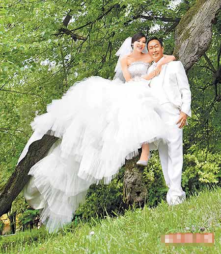 郭台铭（右）、曾馨莹在捷克古堡内的大树下，拍摄浪漫的婚纱照
