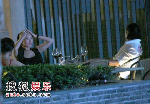 谢贤带着小女友COCO与另一位美女在路边喝红酒