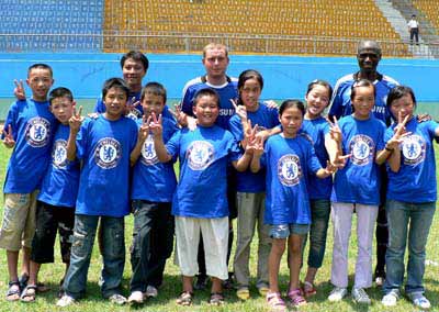 四川10名灾区孤儿参加足球夏令营 感受奥运精