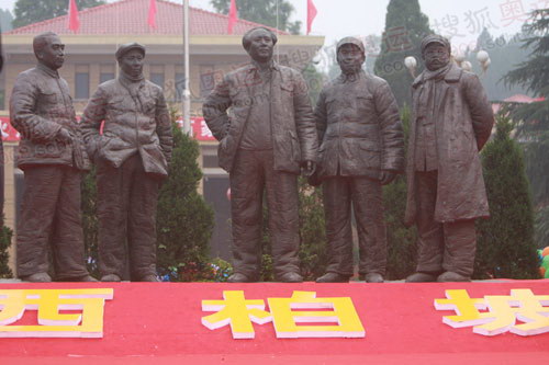 图文:奥运圣火在石家庄传递 中共五大书记塑像