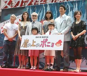 首映式上，众配音演员和导演宫崎骏（左三）进行合影